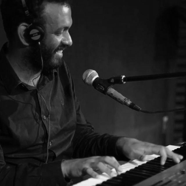 foto de um homem tocando teclado